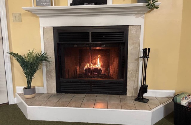 Inviting Condo w Fire Place & Hot Tub