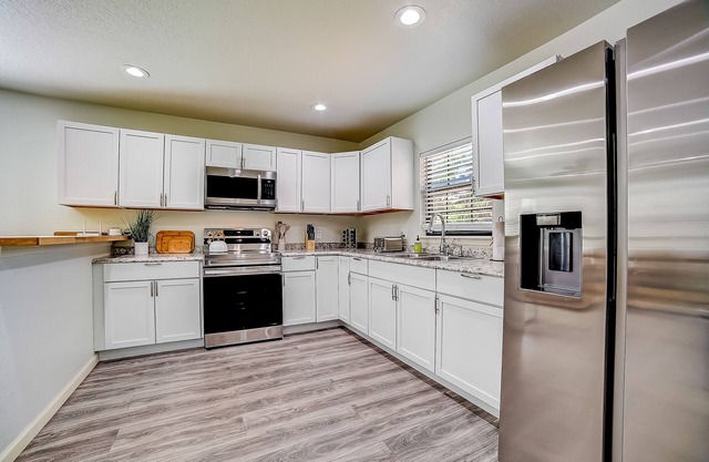 Inviting home with firepit, deck, washer/dryer & central AC - dog-friendly