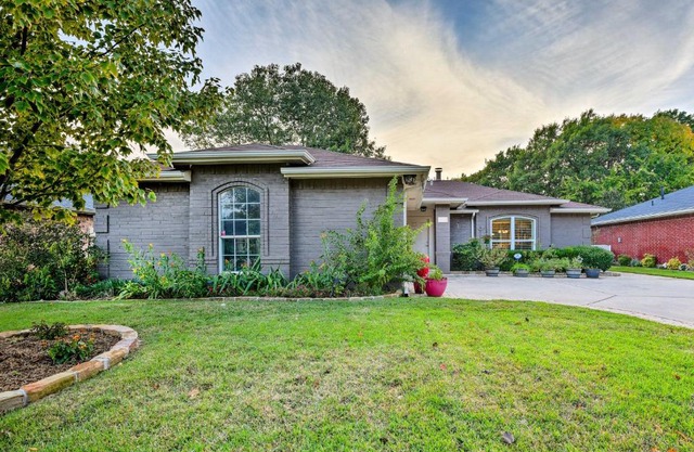 Inviting Lewisville House with Patio and Grill!