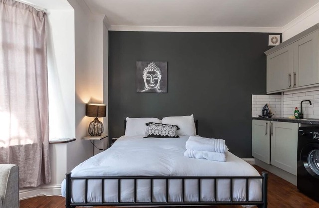 Iolite - Studio Flat With Parking