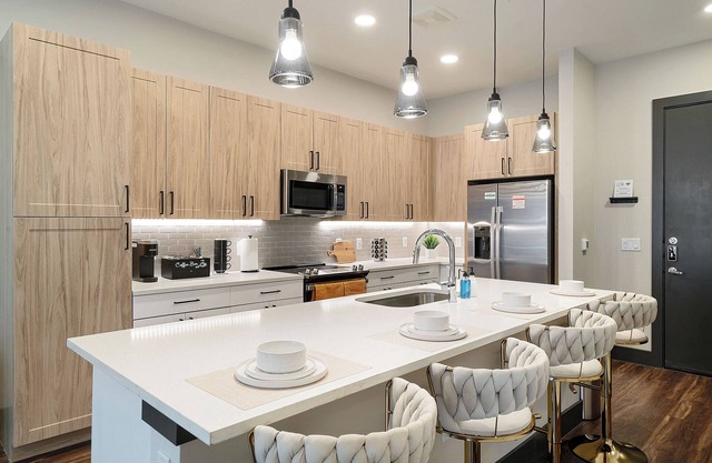 Irresistible 1BR Near Domain & Q2 With Pool, Gym and Free Parking