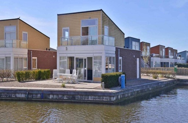 Island house located at a corner with a dock of 25 metres. The adjacent house Slaak 64 has the same