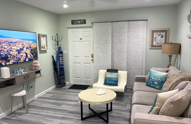 Island Vibes + Modern Comfort at Lido Beach!