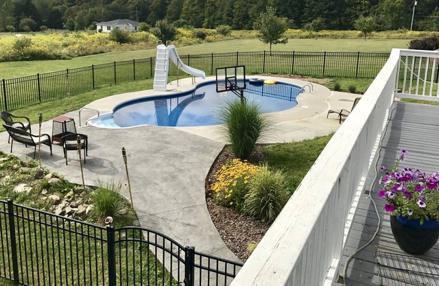 Ithaca, Ellis Hollow Retreat with heated Pool & Hot Tub