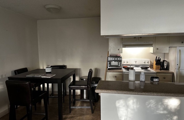 Ivy Hill Close to Oakland/Alameda/San Francisco hospitals Covered garaged park.