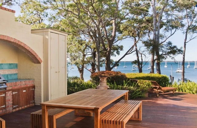 Izba - on the foreshore of Callala Bay