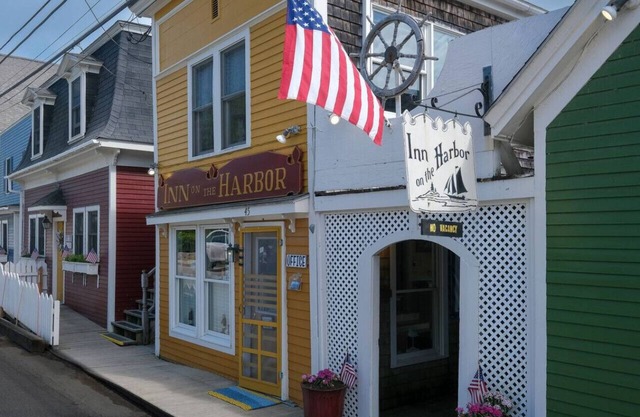 J & E Riggins - Inn on the Harbor