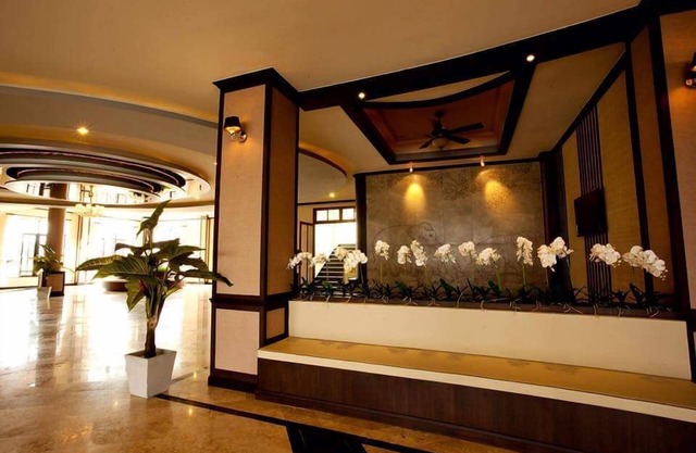 J & Y Lodge Hotel