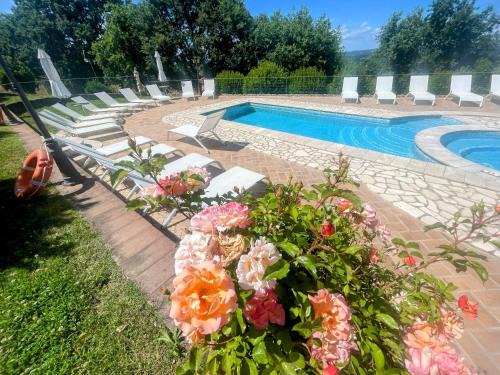 Jacuzzi and pool - Fabulous villa in Umbria - sleeps 24 - exclusive