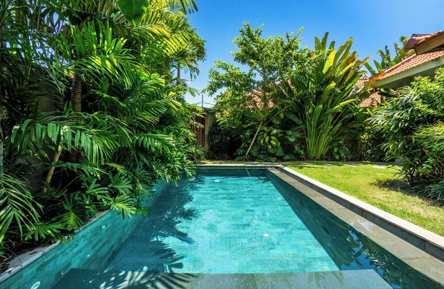 Japanese 2Bdrm Beachside Villa 100m to Seseh Beach