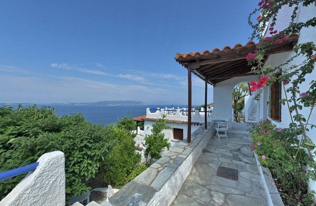JASMINE Infinity panoramic pool. Privileged view of Egean. Access to the sea.