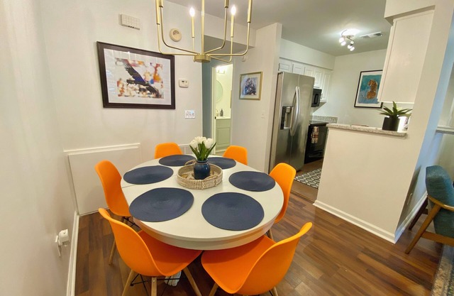 JET'S HANGAR: WALKABLE, PET-FRIENDLY, RENOVATED Game Day Townhome!