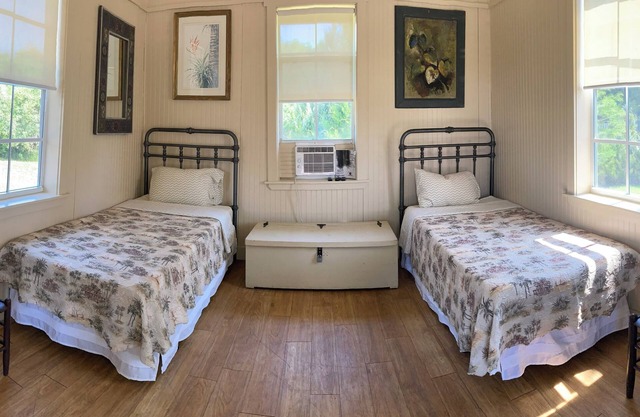 Jiggs Landing, Cabin 1 - Old World Preserve Side