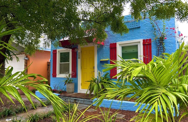 Joel's place: cozy 2 bedroom cottage with heated pool