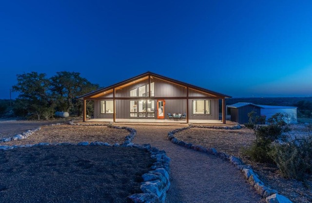 Johnson City Limits Panoramic Hill Country Views!