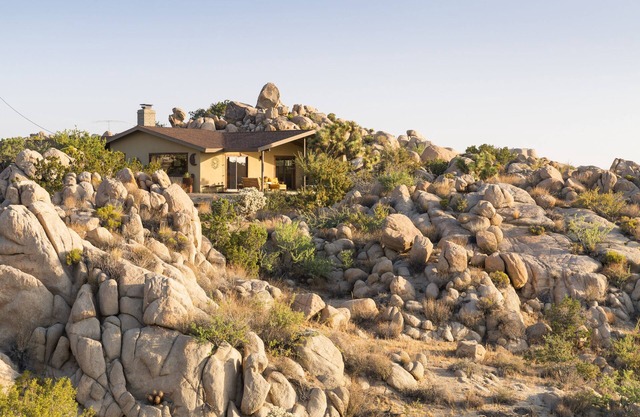 Joshua Tree Getaway. Private Boulder Wonderland. Rustic elegance. Sleeps ten.