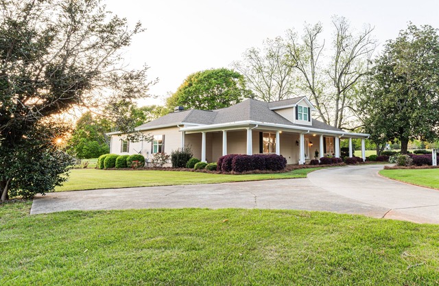 Joyce's Place at Addis Acres/spacious luxury/gorgeous water view/fire pit