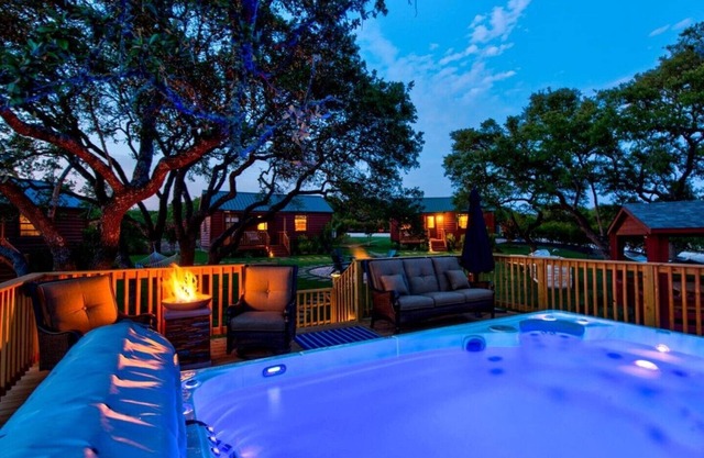 Julie's Cabins Luxury Retreat 2