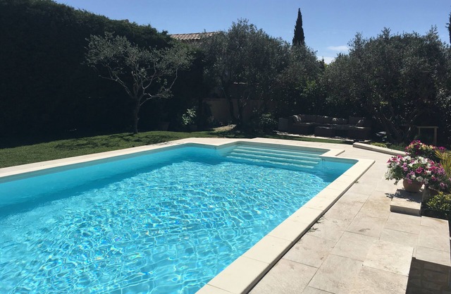 Just 6 kms from St Rémy de Provence, charming Provencal villa for 6 Pers