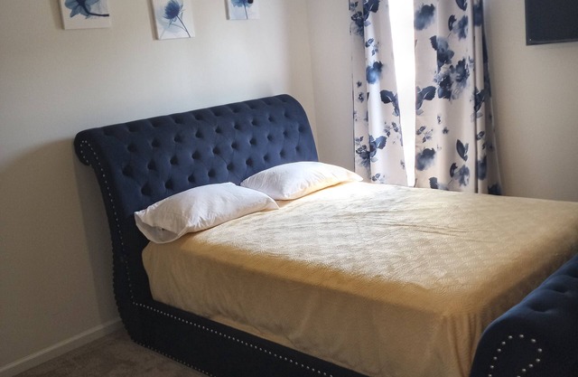 Just mins from ocean and major attractions