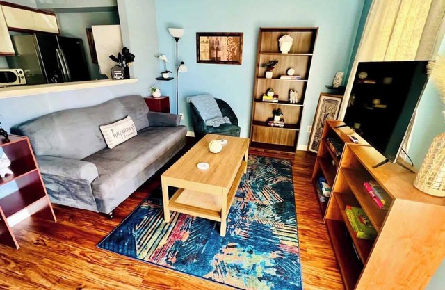 Just What You Need: Across from Vet School - Full Kitchen, Queen Bed, Pools