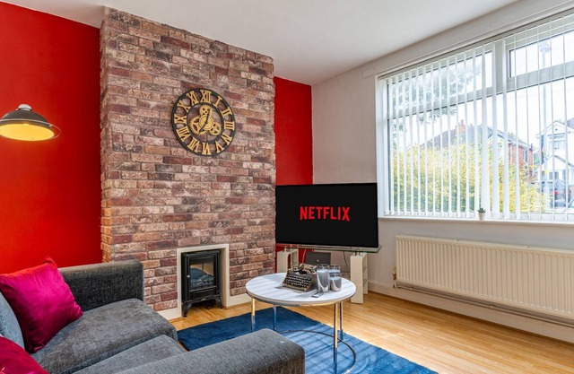 K Suites - Modern Central 2 bed House w/free parking
