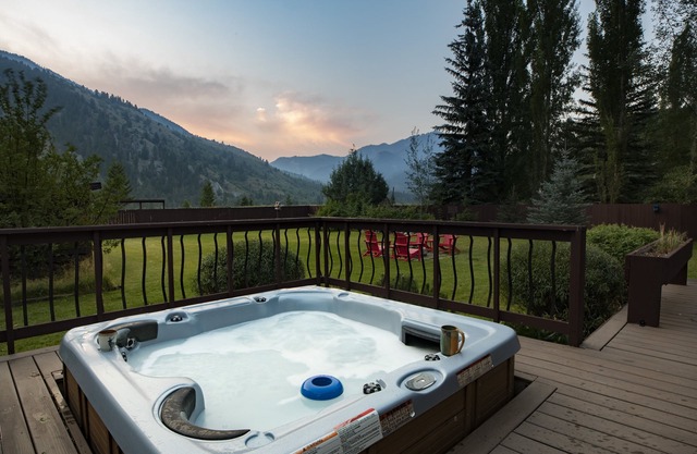 Kabino: Stunning Views Hot Tub Fire Pit WiFi Fenced Backyard Snowmobiling Trash Service