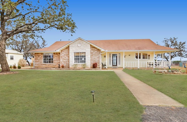 Kara's Place - Sunny 3 Bedroom Farmhouse w/ Pool