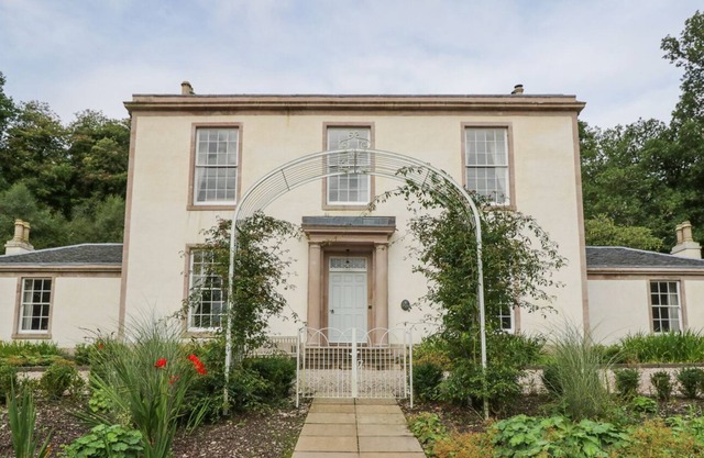 KEAN'S COTTAGE, pet friendly in Rothesay, Isle Of Bute