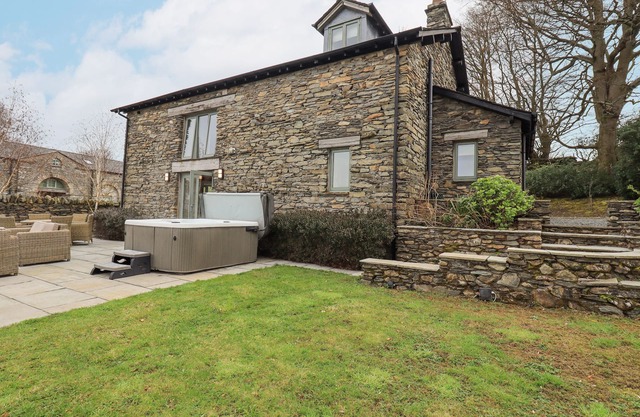 KEEPERS COTTAGE, family friendly, with hot tub in Backbarrow