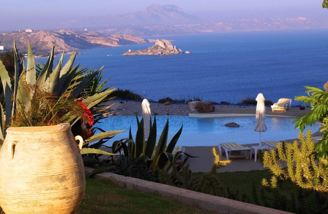 Kefalos : superb apartment in a private residence with a landscaped swimming pool offering a spectacular view of the Kefalos bay.