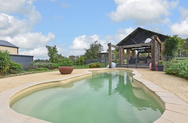 Kelman Cottage - tucked away with pool + views + native wildlife