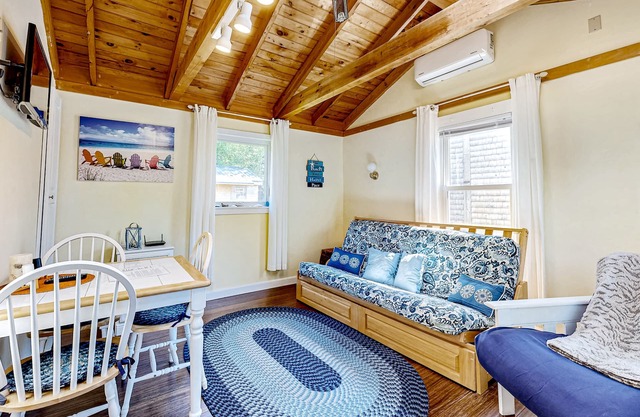 Kennebunk cottage w/shared pool - close to beach