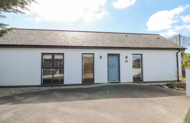 KENSA, pet friendly, country holiday cottage, with hot tub in St Day
