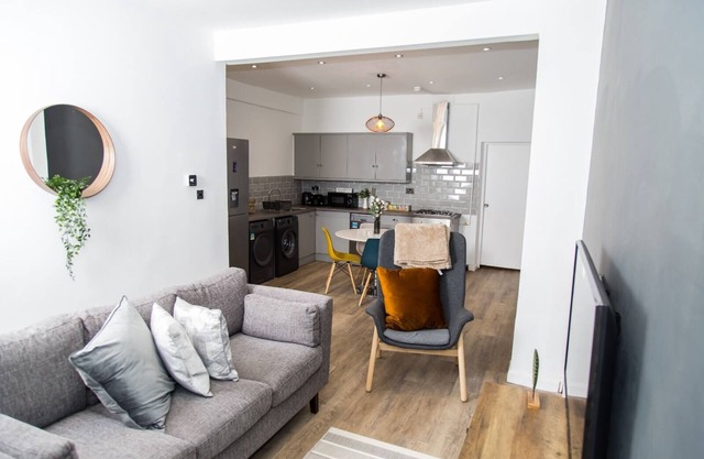 KENSINGTON HOUSE: A Contemporary House/Perfect for groups/Close to City Centre