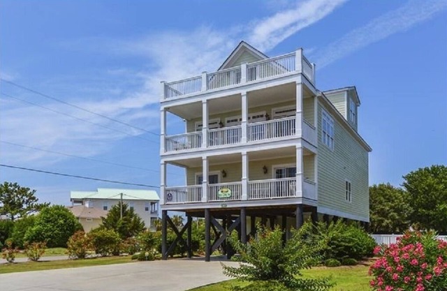 Key Lime Pie! 8 bed/7bath/3rd Row/Short Walk to Beach!