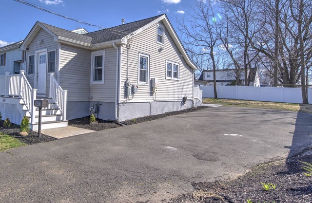 Keyport! Entire Modern Home, pet friendly.