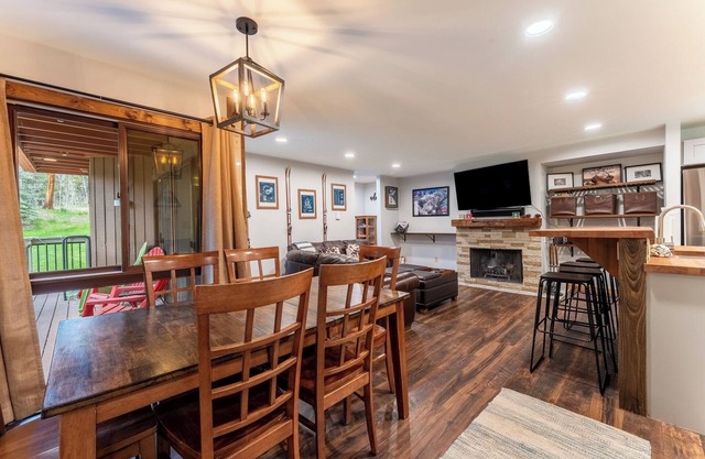 Keystone condo w/wood-burning fireplace & private balcony, Close to shuttle