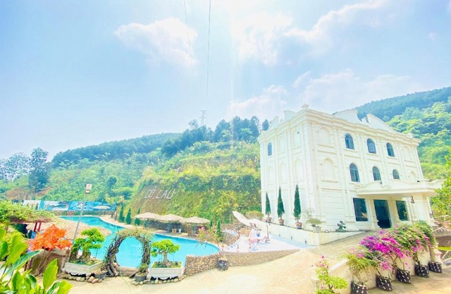 Khu du lịch sinh thái Cỏ Lau Village