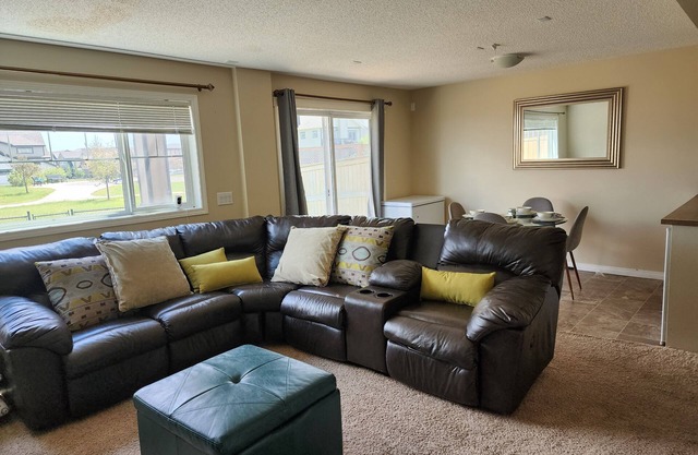 Kid friendly n22 min to YYC airportn13 min to Crossiron Mall, Park close by.