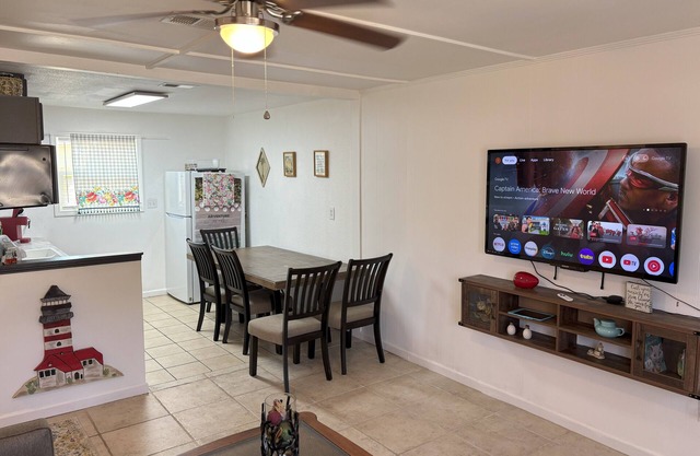 Kid-Friendly/Walk to Playground 2-bedroom house in Gulf Breeze with WiFi and AC