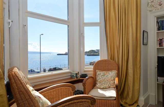 Kimberley Apartment, shore front location, enclosed garden, pet friendly