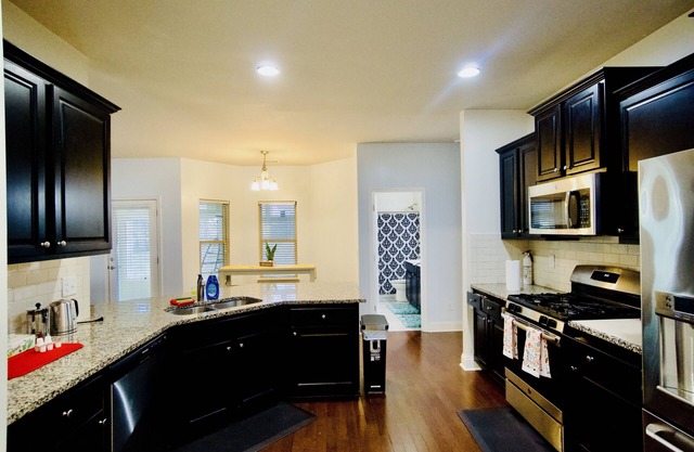 King bed/3 CAR Garage/Ranch Home