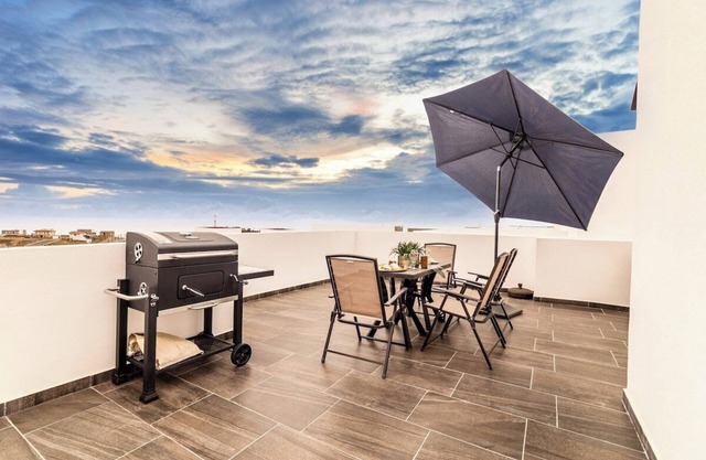 King Bed*BBQ*Sunsets*Luxury Home