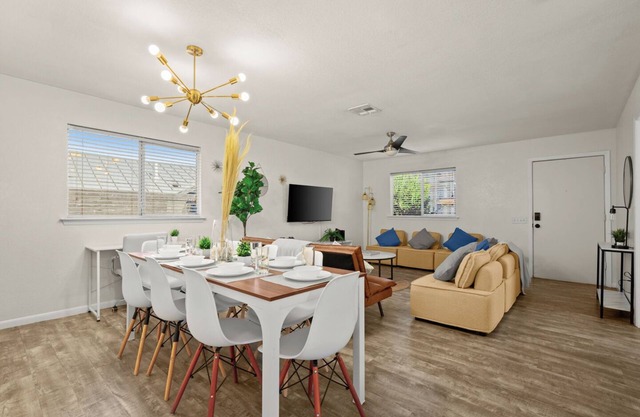 King Bed~Open Living Area~Private Parking~5 Minutes to DT~Fully Stocked Kitchen