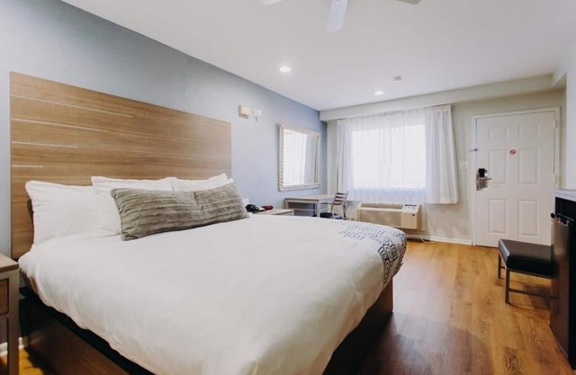 King Bed Room, Scottish Inn & Suites, Free Parking, Kemah Boardwalk Access