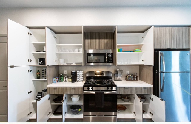 King Bed 👑 WiFi TVs 📺 W/D 🧺 Full Kitchen