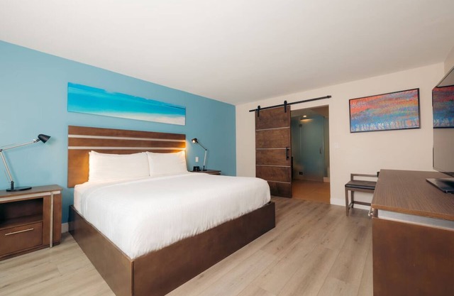 King Patio Room, The Cove Hotel, Close to Busy Port of Long Beach