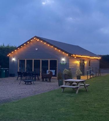 King Richard's Luxury Lodge - Sleeps up to 8 ,Dog Friendly ,Near Sherwood Forest at Fairview Farm in Nottingham set in 88 acres and great for Groups,Family Gatherings,Corporate events
