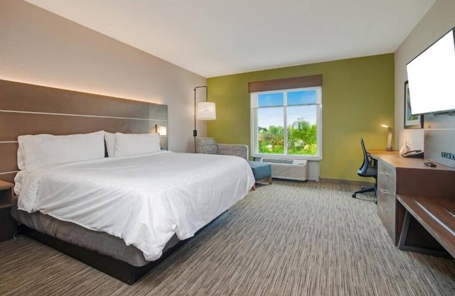 King Room Near Boston Lobster Feast ORL